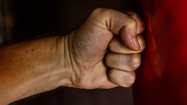 fist-blow-power-wrestling-163431